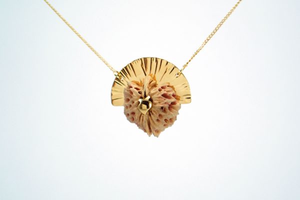virginie-fantino-lenvers-du-decor-bijoux-collier-pêche-face-tournée